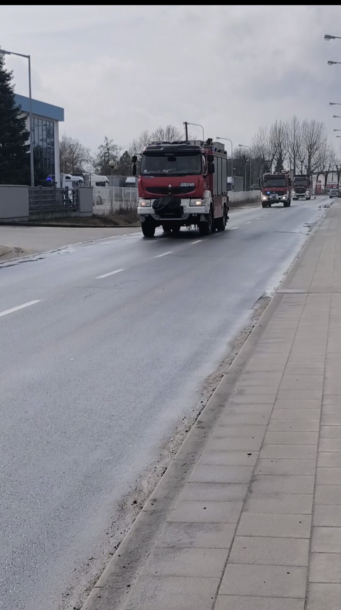 Straż alarmowo JRG 6 Poznań  do zdarzenia