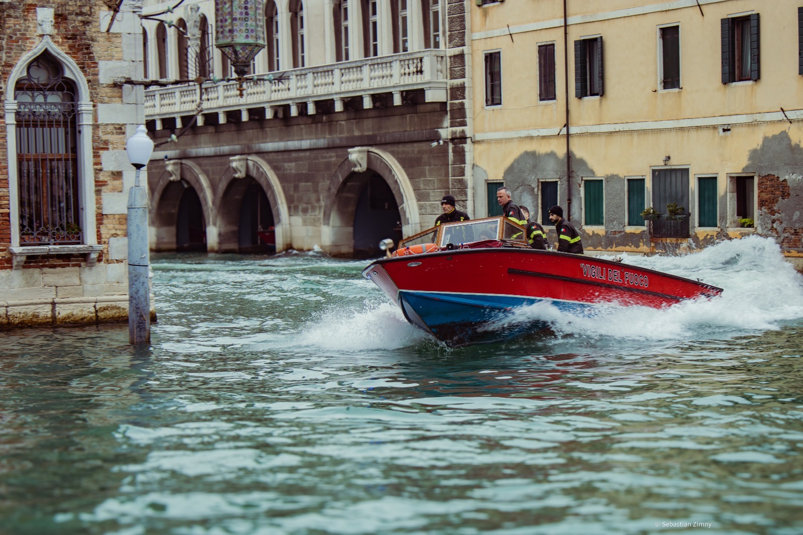 Gdy alarmowo oznacza pełną moc na śrubie. Straż z Wenecji w obiektywie.