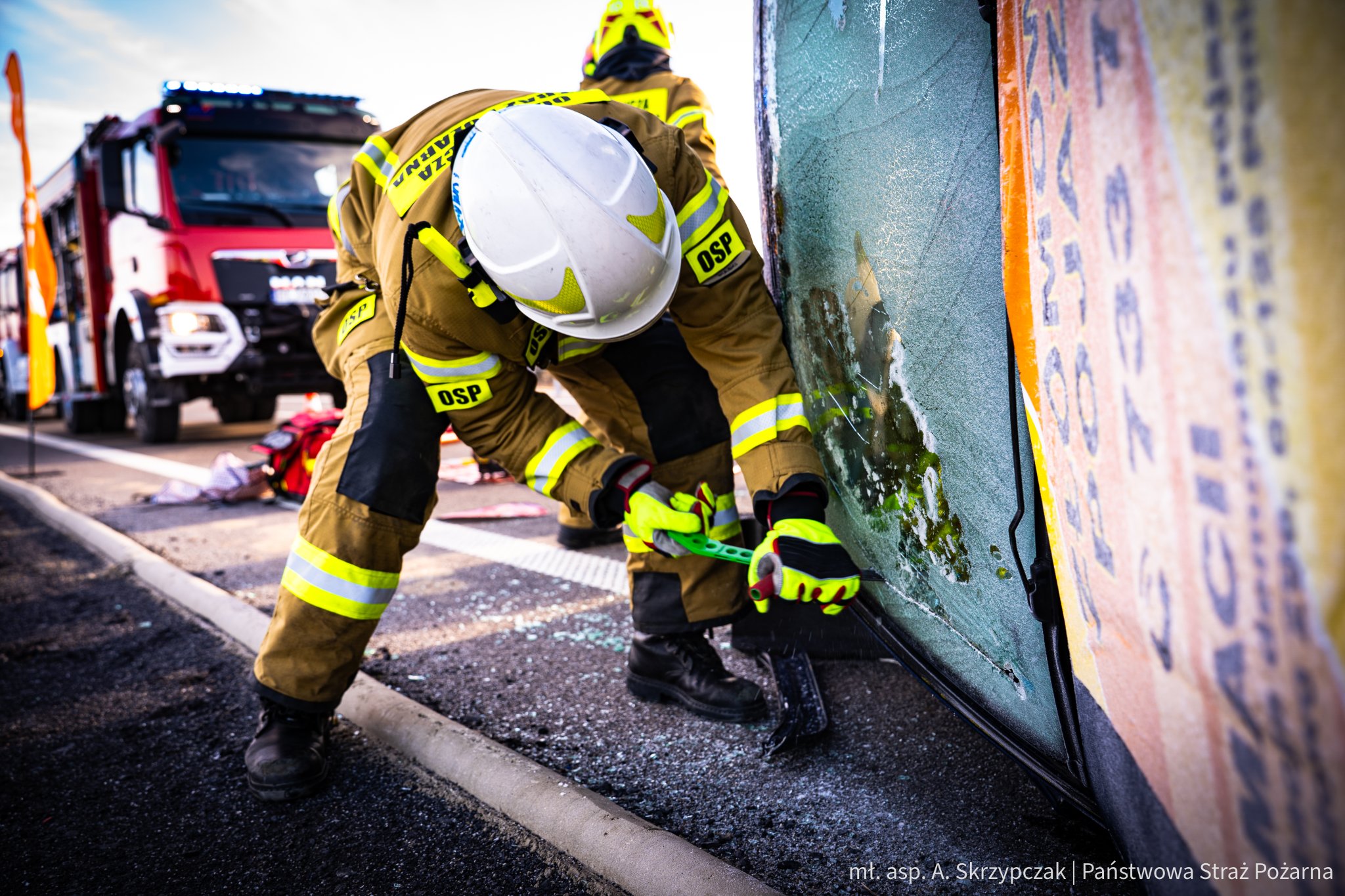 Strażak kontra szyba